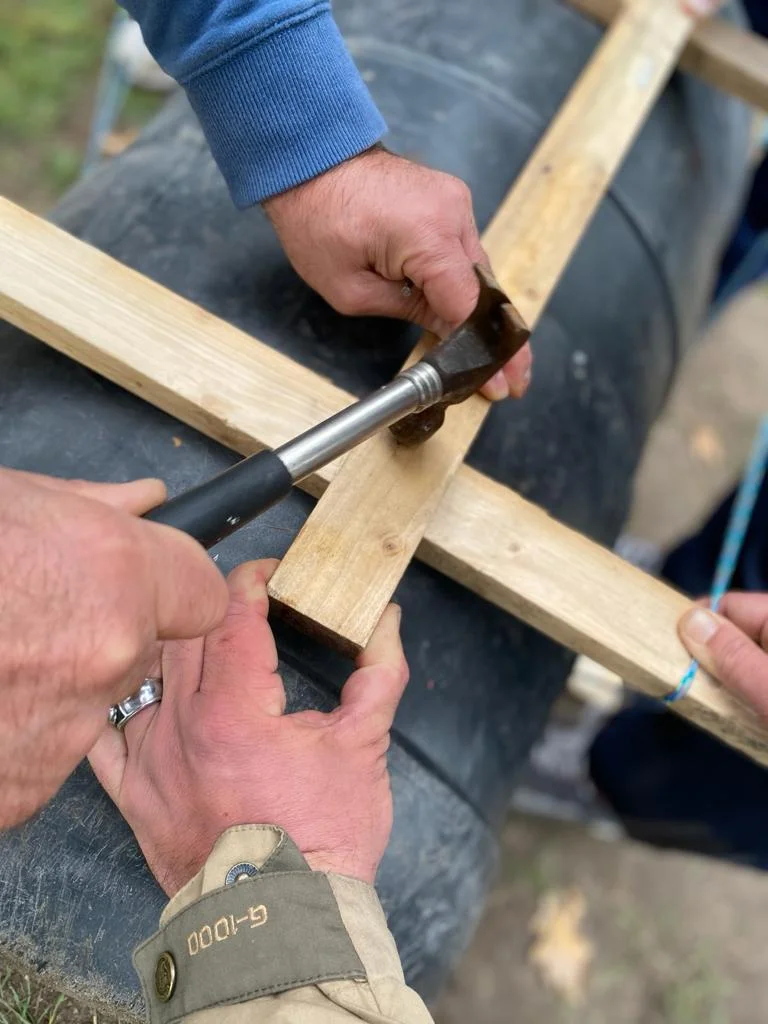 Gemeinsame handwerkliche Aufgabe bei einem Gruppenevent