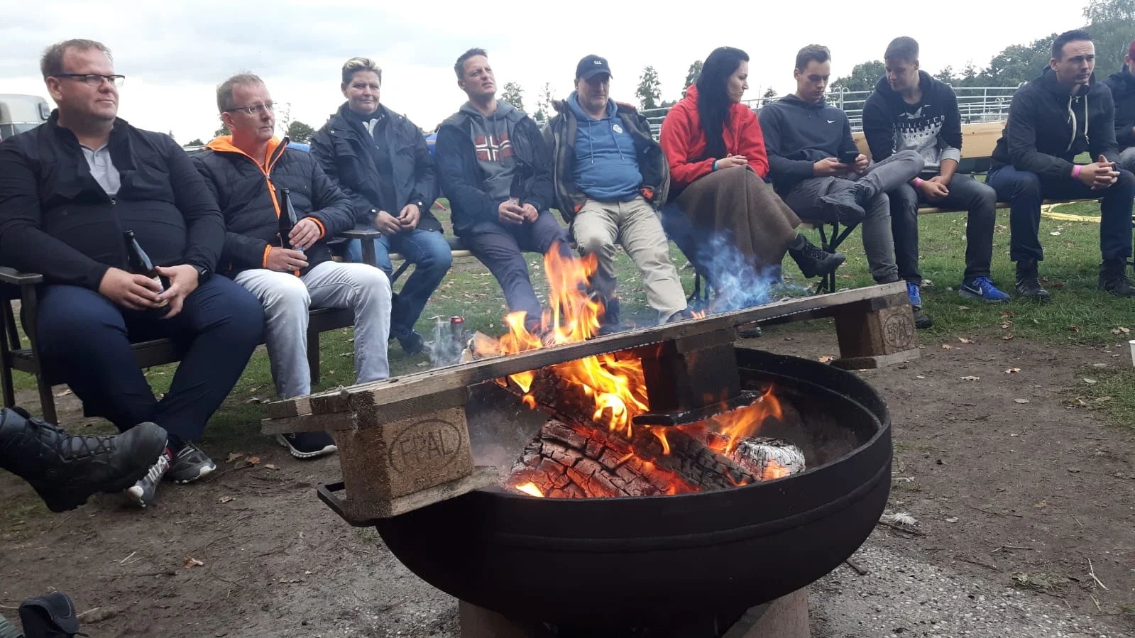 Eine Gruppe am Lagerfeuer